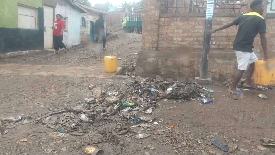 Bukavu : Interrogations autour des bouteilles en plastique jetées dans les caniveaux