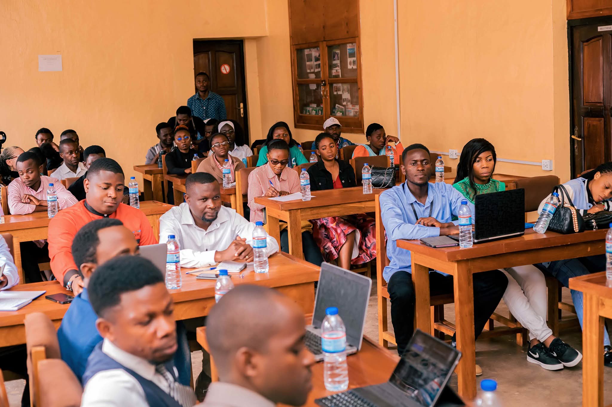 Au Sud-Kivu, un front féministe radical s’organise : former, dénoncer et démanteler les violences numériques qui ciblent les femmes