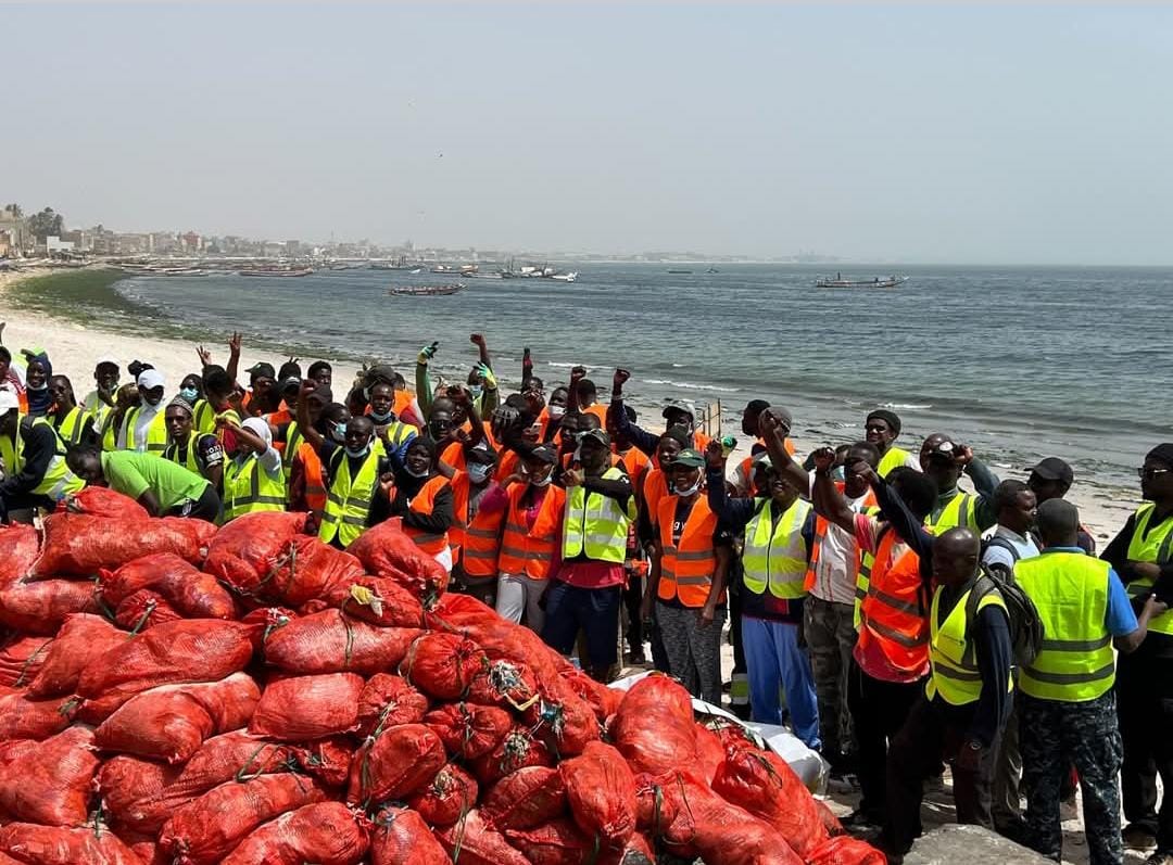 Baie de Hann à Dakar : face à la marée de plastiques et aux rejets industriels, l’Association Hann Baykeeper et le rappeur Xuman mobilisent citoyens et volontaires pour sauver l’un des plus beaux joyaux du littoral africain