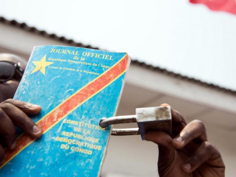 RDC : douze mouvements citoyens dressent un front commun contre toute révision constitutionnelle et accusent Félix Tshisekedi de détourner l’attention des drames de l’Est