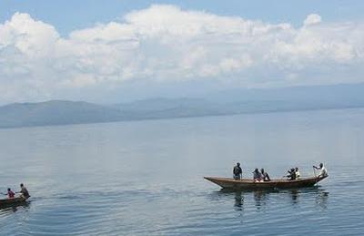 Derrière les paysages du Lac Kivu, l’urgence silencieuse des enfants de Kinyabalanga, Nyamizi et Ibinja : une enquête sur l’exclusion qui prive une génération entière d&rsquo;éducation, de soins de santé et d&rsquo;opportunités de développement