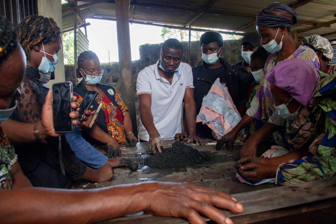 Afrika Vuka Week à Goma : des femmes de Mugunga transforment les déchets en énergie propre pour lutter contre la précarité énergétique et la pression sur le parc des Virunga