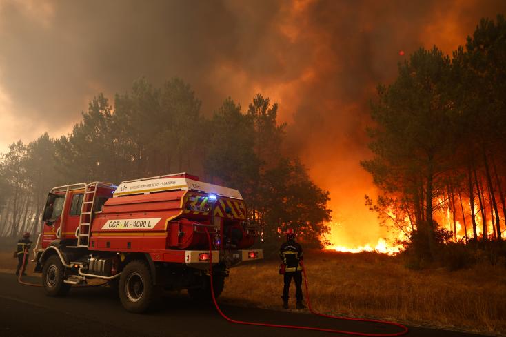 L&rsquo;Europe du Sud brûle sous un ciel de feu : des incendies hors de contrôle révèlent l&rsquo;urgence climatique, les failles de la prévention et l&rsquo;impératif de repenser la gouvernance des catastrophes environnementales
