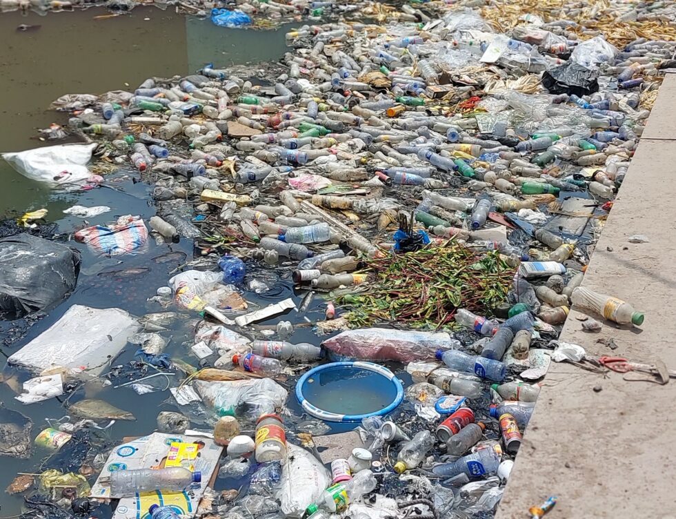 Quand le plastique étouffe les rivières de Kinshasa : le naufrage silencieux d&rsquo;une capitale qui transforme l&rsquo;eau en dépotoir et menace l&rsquo;avenir de ses enfants