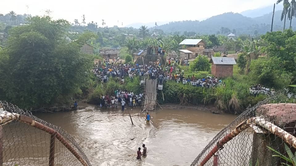 Hombo: quand un pont s&rsquo;effondre, c&rsquo;est toute une communauté qui vacille